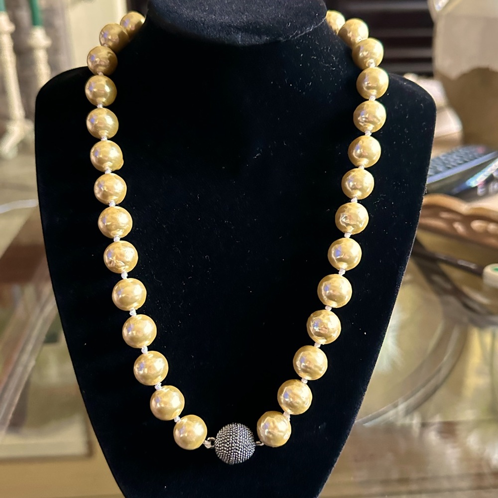Stunning 20” string of gold colored cultured Tahitian pearls w/ magnetic clasp